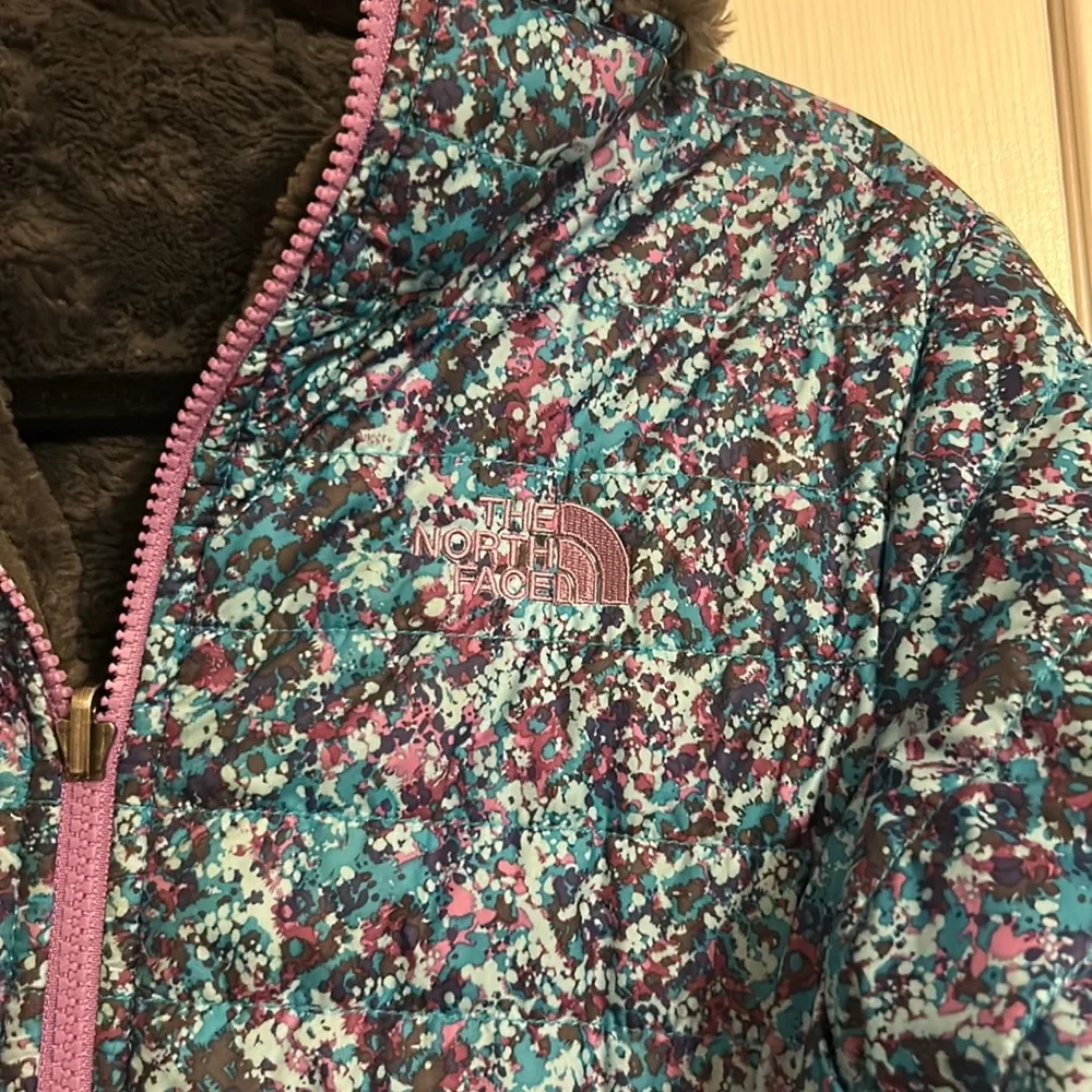 The North Face girl’s Mossbud Swirl Blue Gray Reversible Coat